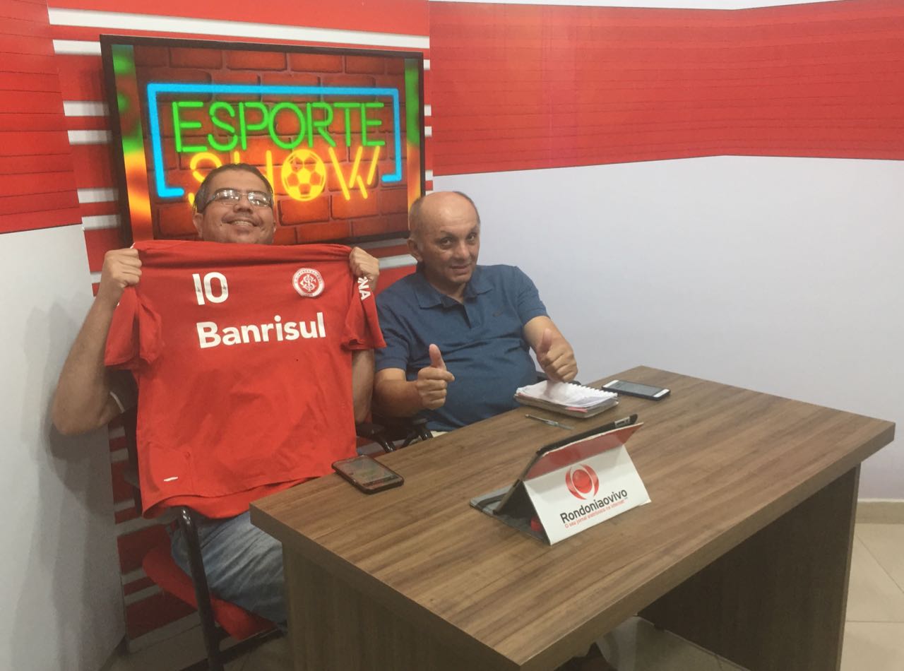 ESPORTE SHOW: Santiago torce pro Inter... repara na camisa haha; vem vê as principais notícias do esporte ao vivo