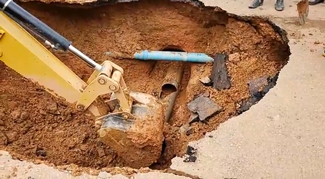 Cano estoura na rua Antônio Violão e prejudica população da zona Leste